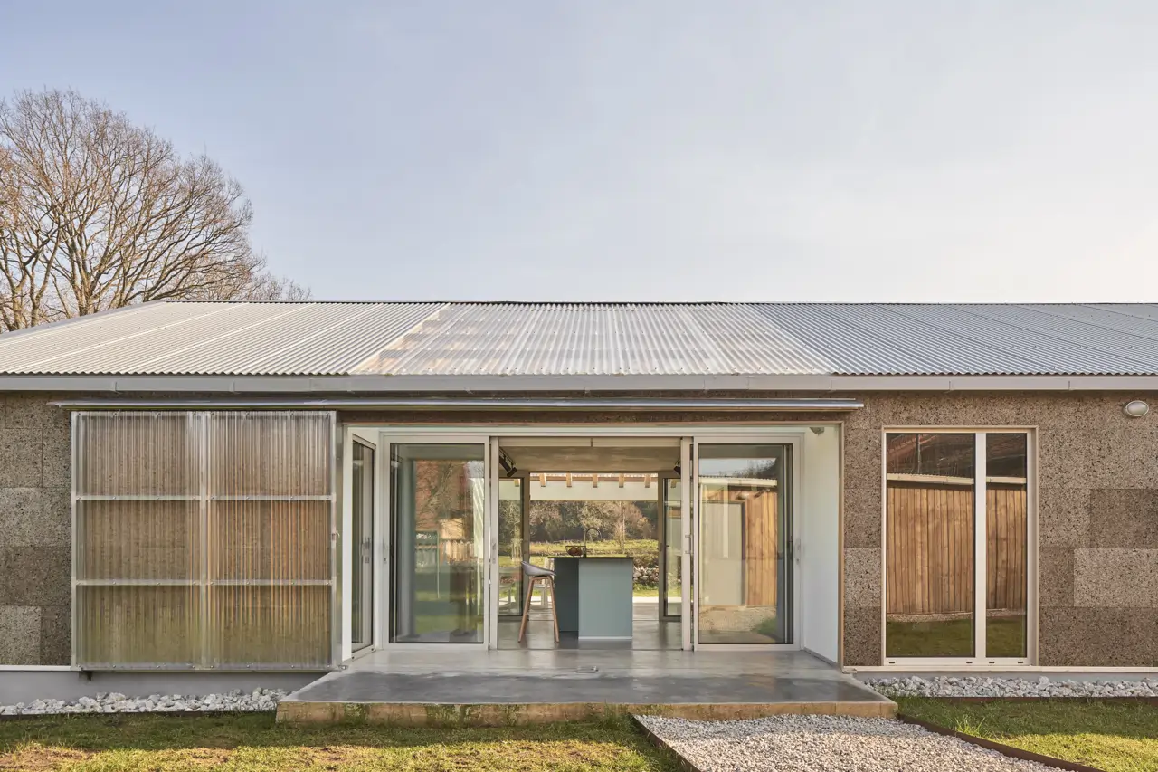 El futuro de la arquitectura pasa por el diseño con materiales regenerativos y sostenibles, como el corcho, que se ha usado en la construcción de esta vivienda en Cantabria