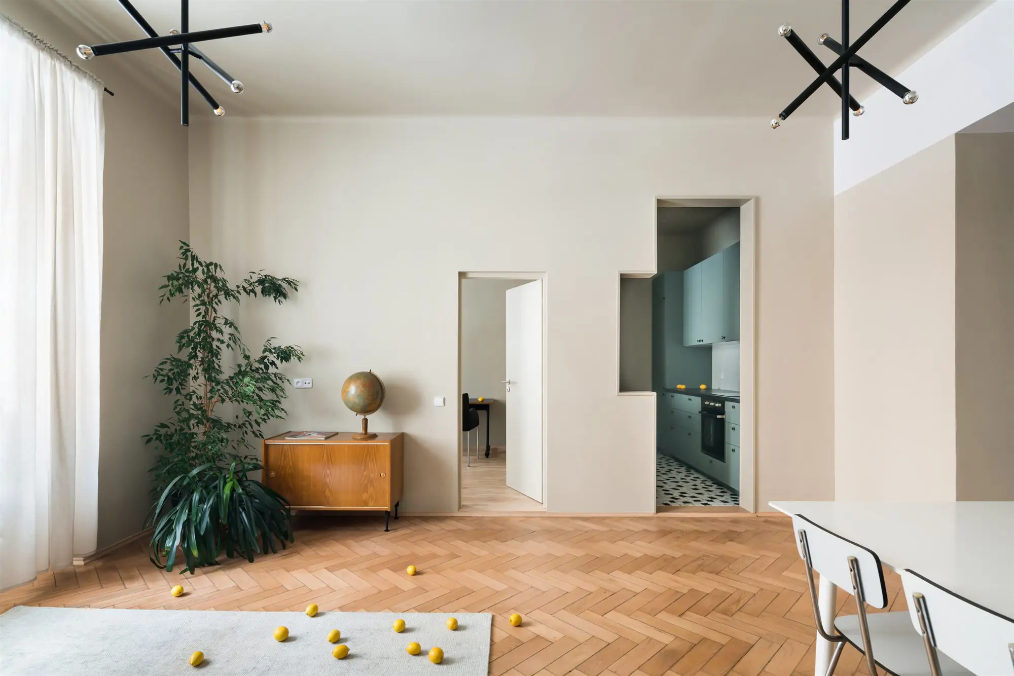 Las formas sencillas y los materiales simples definen los gustos del cliente contemporáneo. En la rehabilitación del apartamento en Praga se apostó por soluciones simples y funcionales