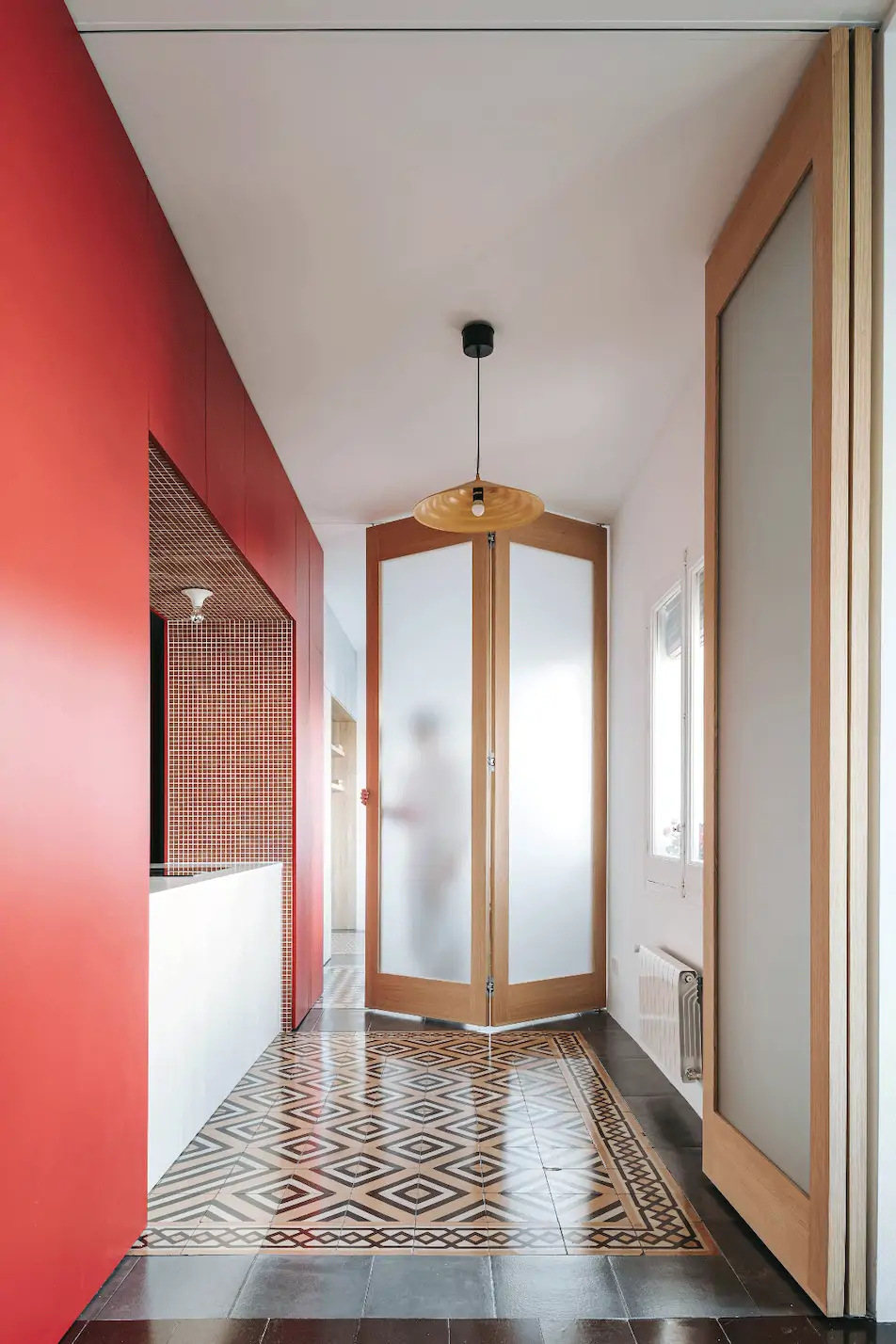 Los arquitectos organizan el espacio favoreciendo un recorrido fluido a través de soluciones como el diseño de cerramientos correderos, abatibles y pivotantes. Proyecto: Jotajotamás