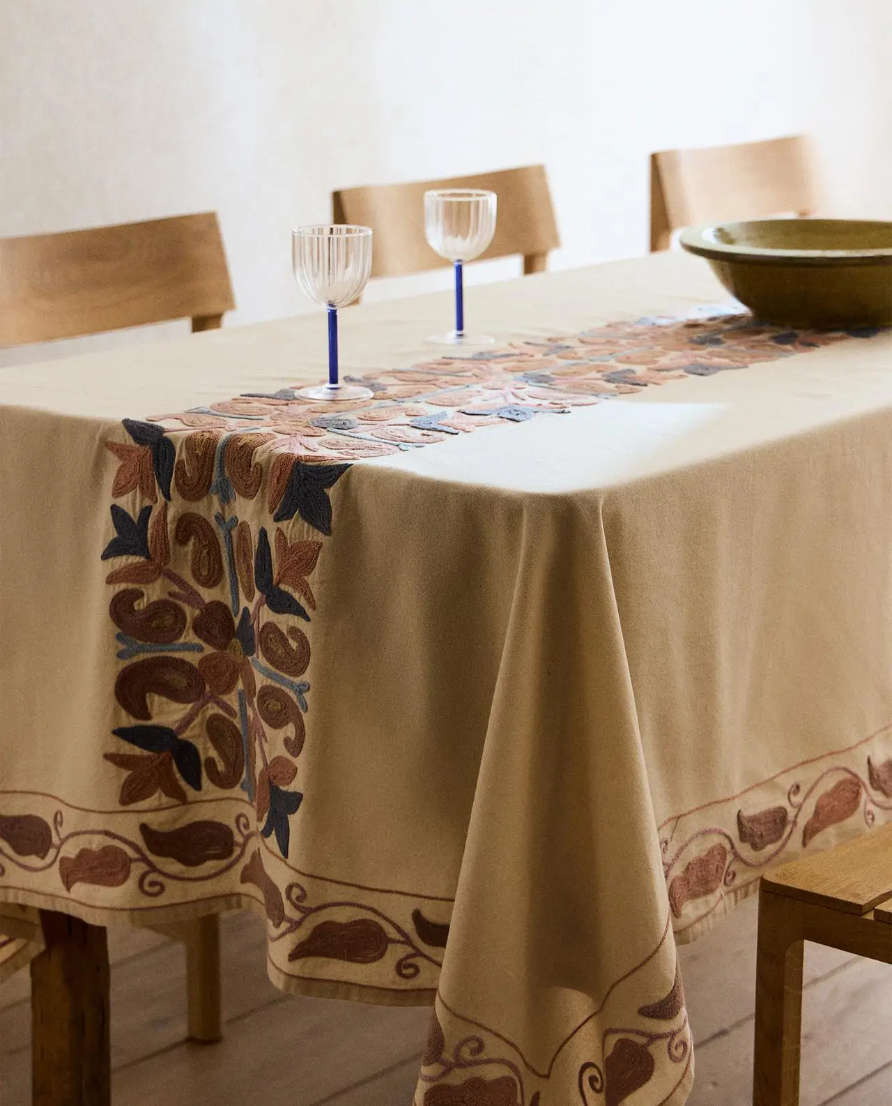 Mantel bordado de paisley