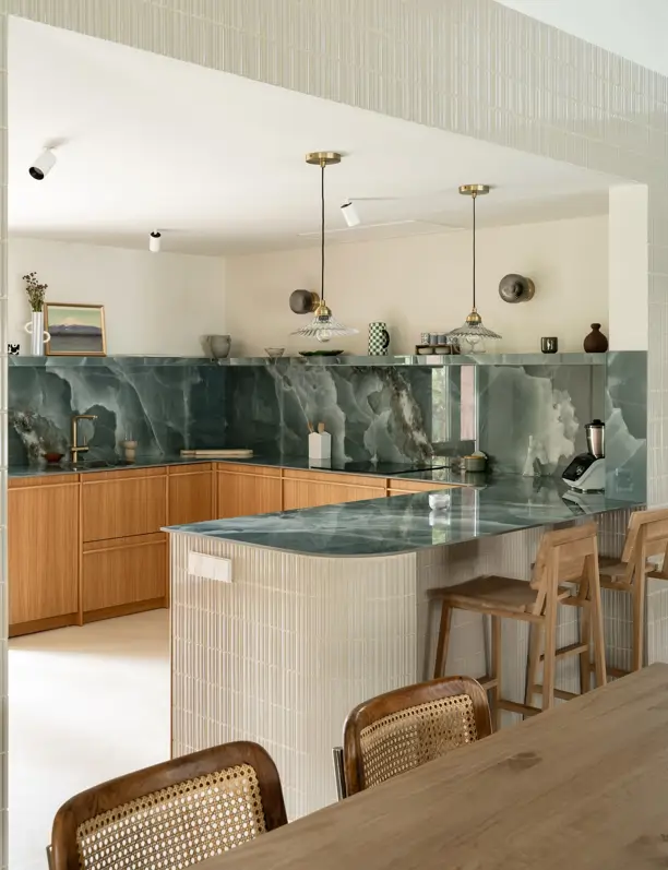 Cocinas con forma de U: 7 FOTOS con la distribución de moda para aprovechar espacios en cocinas pequeñas, medianas y grandes
