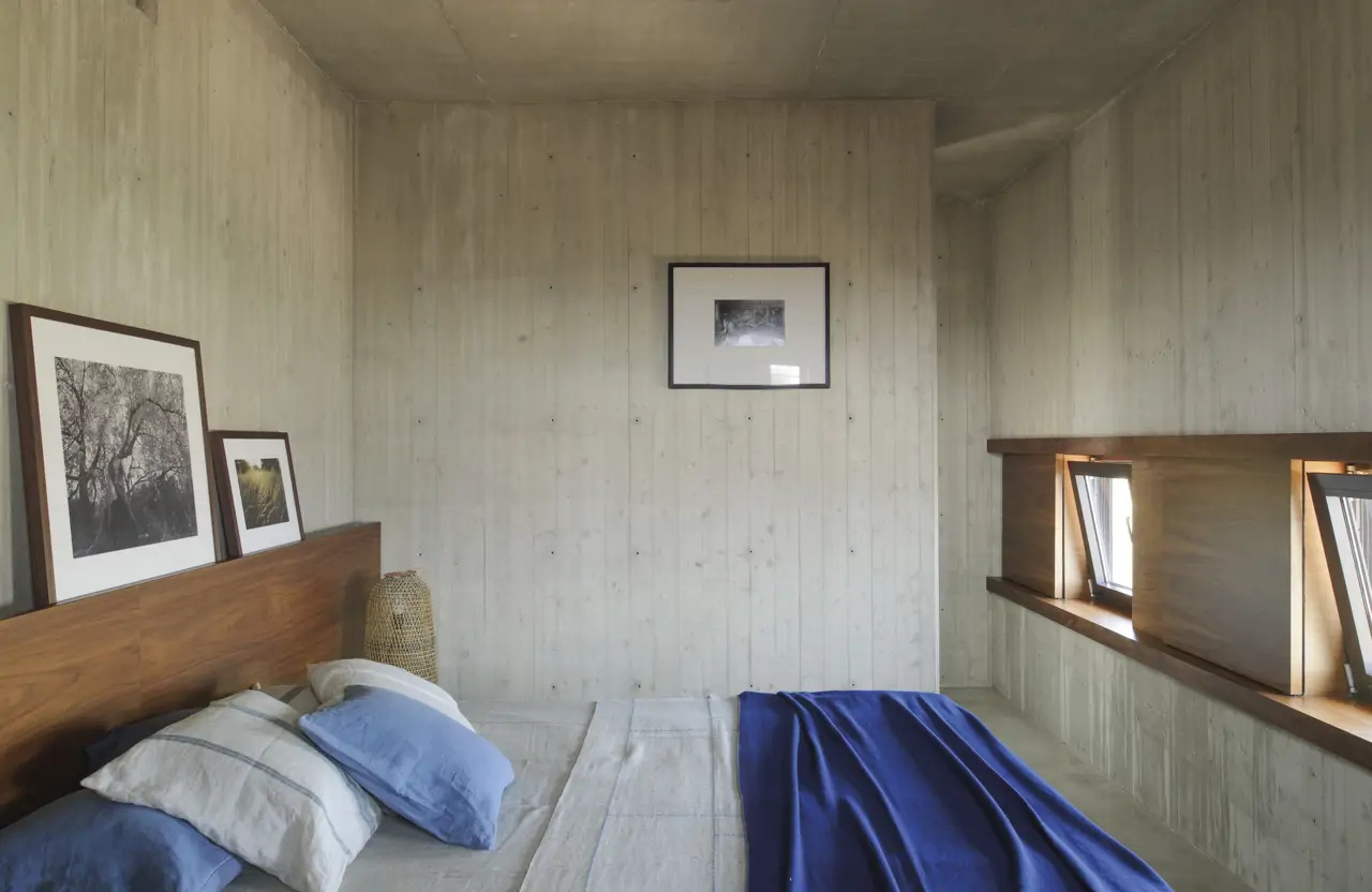 Dormitorio con cabecero de madera