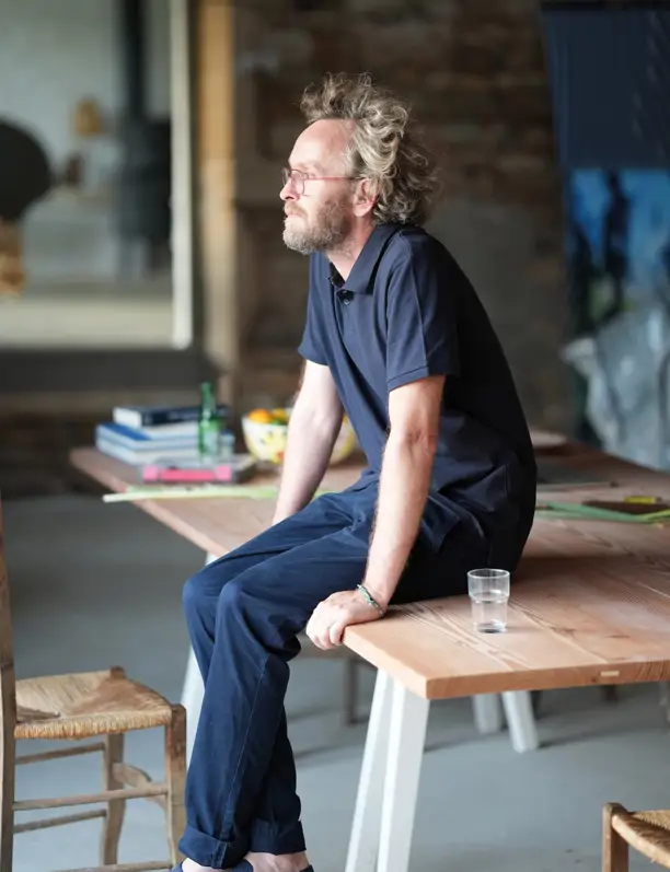 Vivir en una granja abandonada y transformarla en tu casa-taller: así es la finca que Erwan Bouroullec ha reformado para él y su familia
