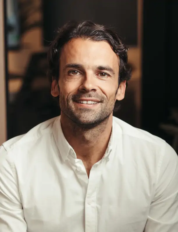 Jaime Salvá, arquitecto, sobre casas abiertas al exterior: "En muchos de mis proyectos, el jardín no rodea la casa, la atraviesa"