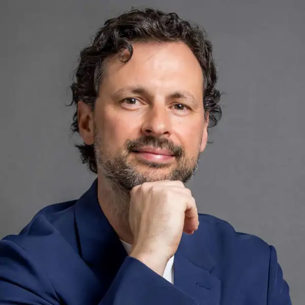Kike Clavería, arquitecto experto en Feng Shui: "Si el cabecero de tu cama mide más de 112 cm, tienes que ponerle solución ya"