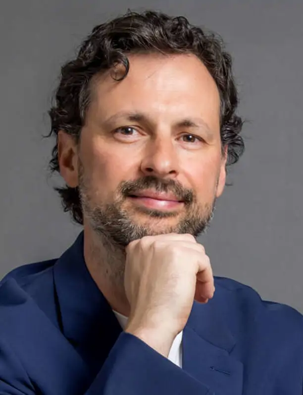 Kike Clavería, arquitecto experto en Feng Shui: "Si el cabecero de tu cama mide más de 112 cm, tienes que ponerle solución ya"