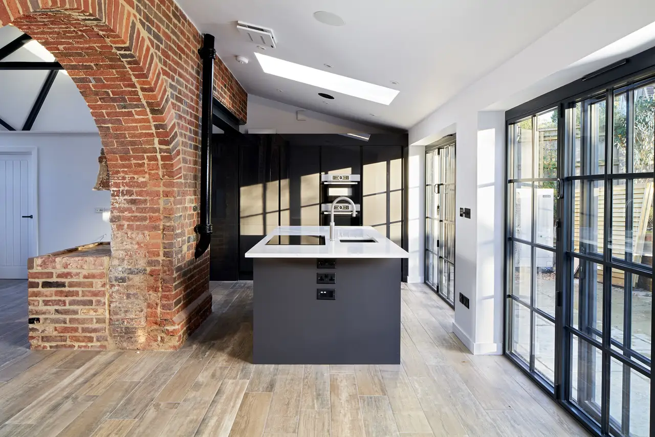 Cocina de estilo industrial con ladrillo