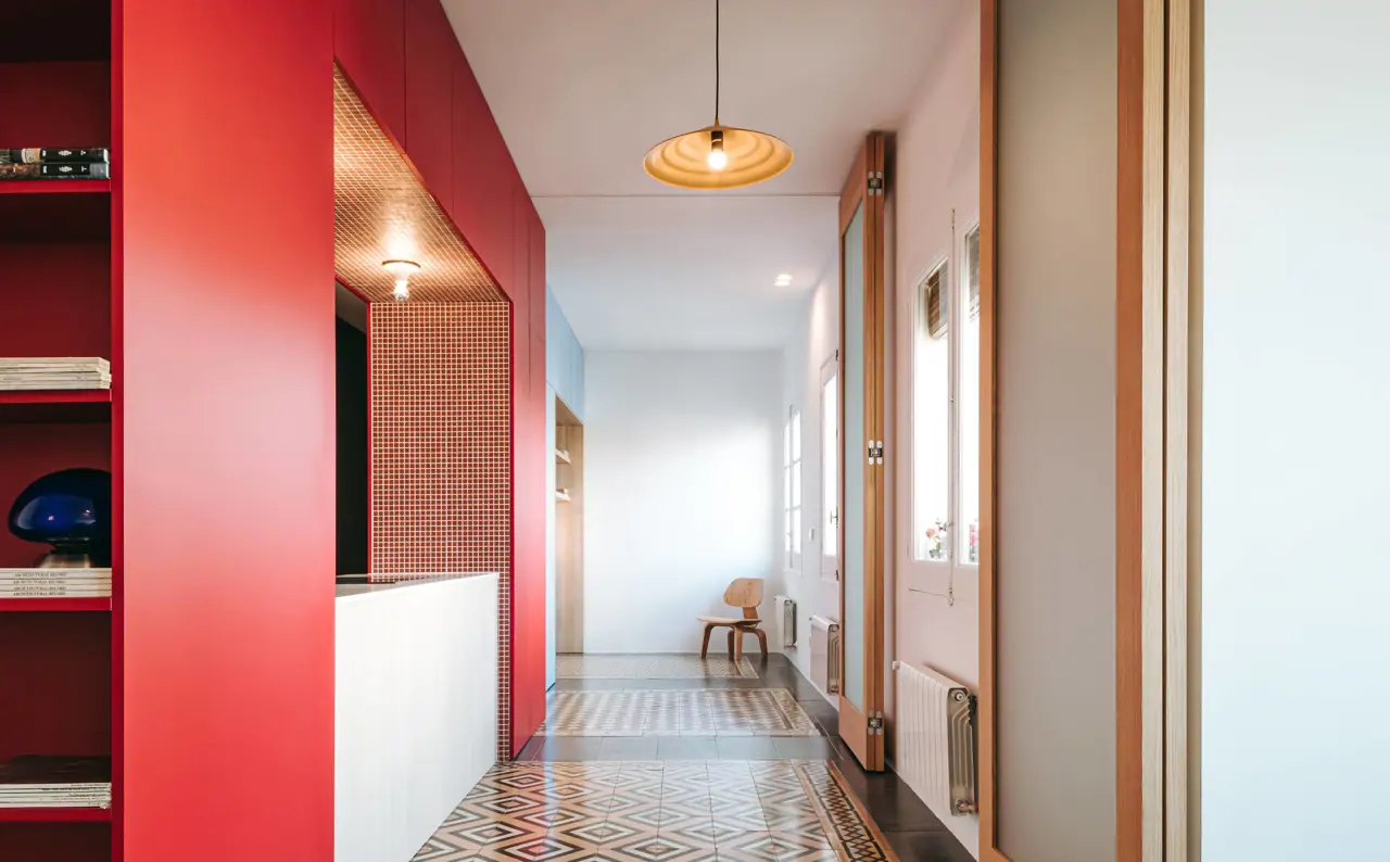 El volumen rojo es el núcleo central del piso. Proyecto: Jotajotamás