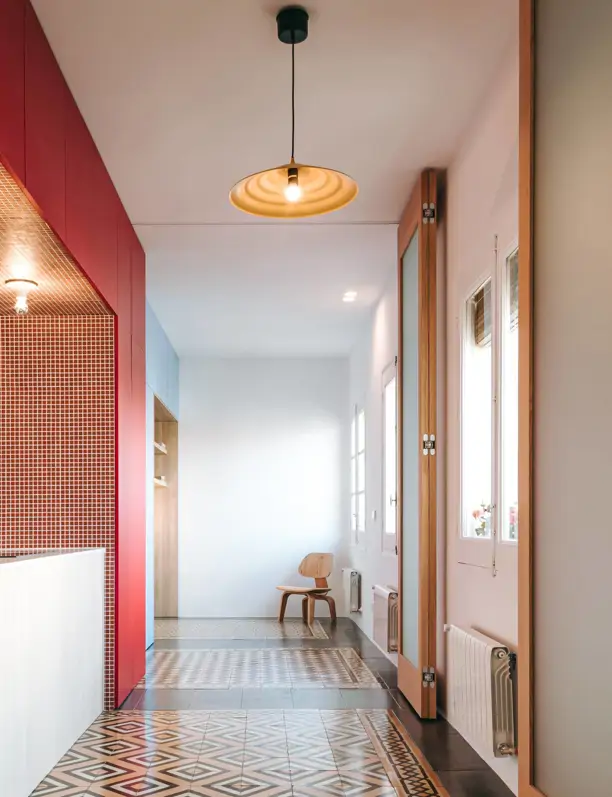 Adiós tabiques tradicionales: la original reforma de este piso en Madrid consigue dividir los espacios con muebles y color