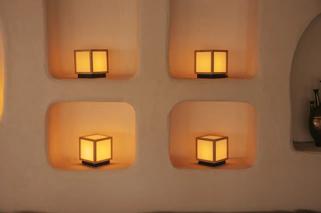 2. VEGA LANTERN– Lámpara de mesa y colgante inalámbrica de exterior