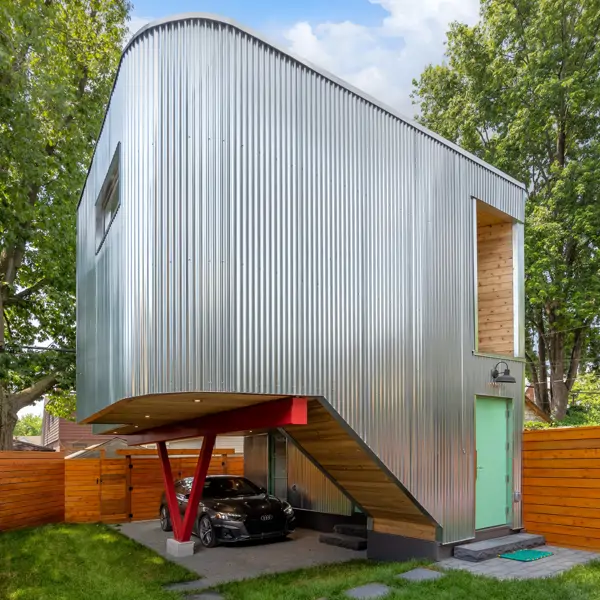 Mira esta casa futurista que parece flotar en el aire, construida para preservar un arce de más de 60 años