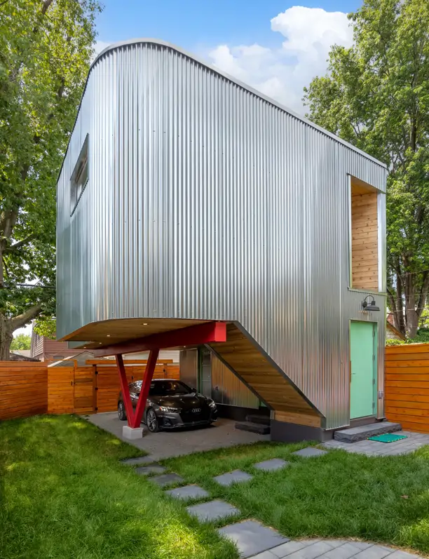 Mira esta casa futurista que parece flotar en el aire, construida para preservar un arce de más de 60 años
