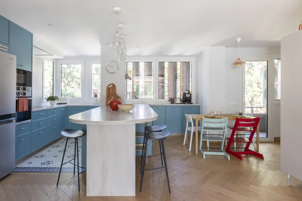 Cocina abierta en tonos azules. Proyecto: Emmme Interioriorismo