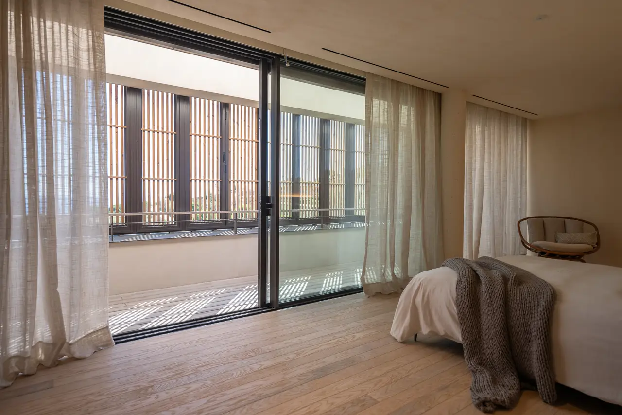 Ventanas en el dormitorio de una vivienda en el Maresme.  Proyecto de Clysa (mobiliario) y Tailor&Bau (construcción)