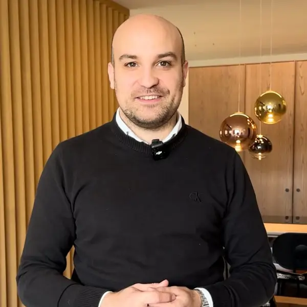 Carlos García, aparejador: "Con este cambio en el suelo puedes separar cocina y salón sin puertas ni muros"