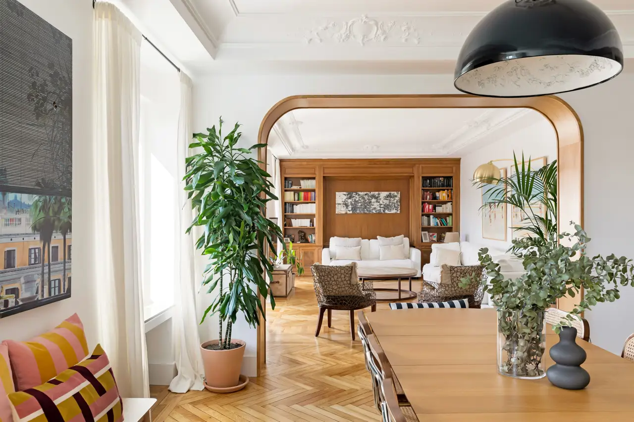 Salón con molduras y un arco de madera