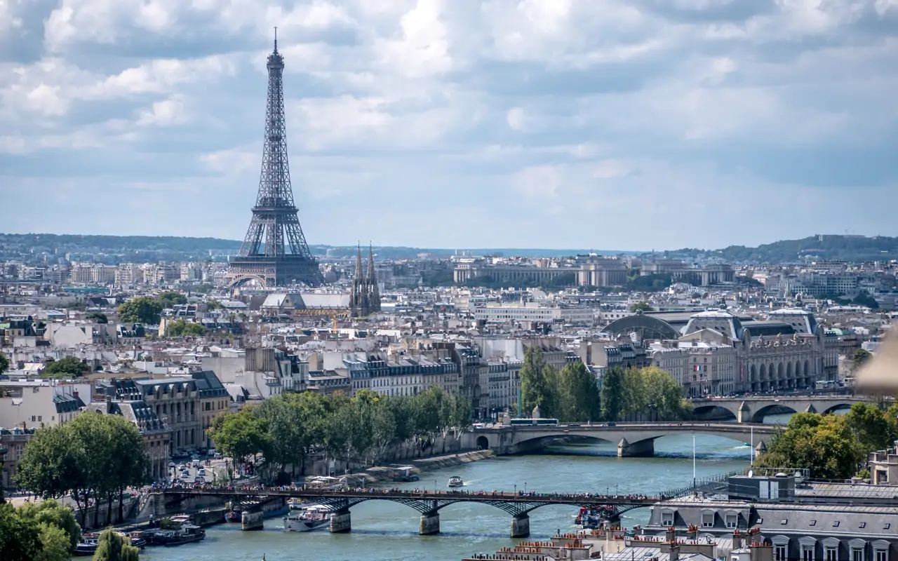 Con el calor, el hierro se dilata y la Torre Eiffel se inclina y crece unos milímetros