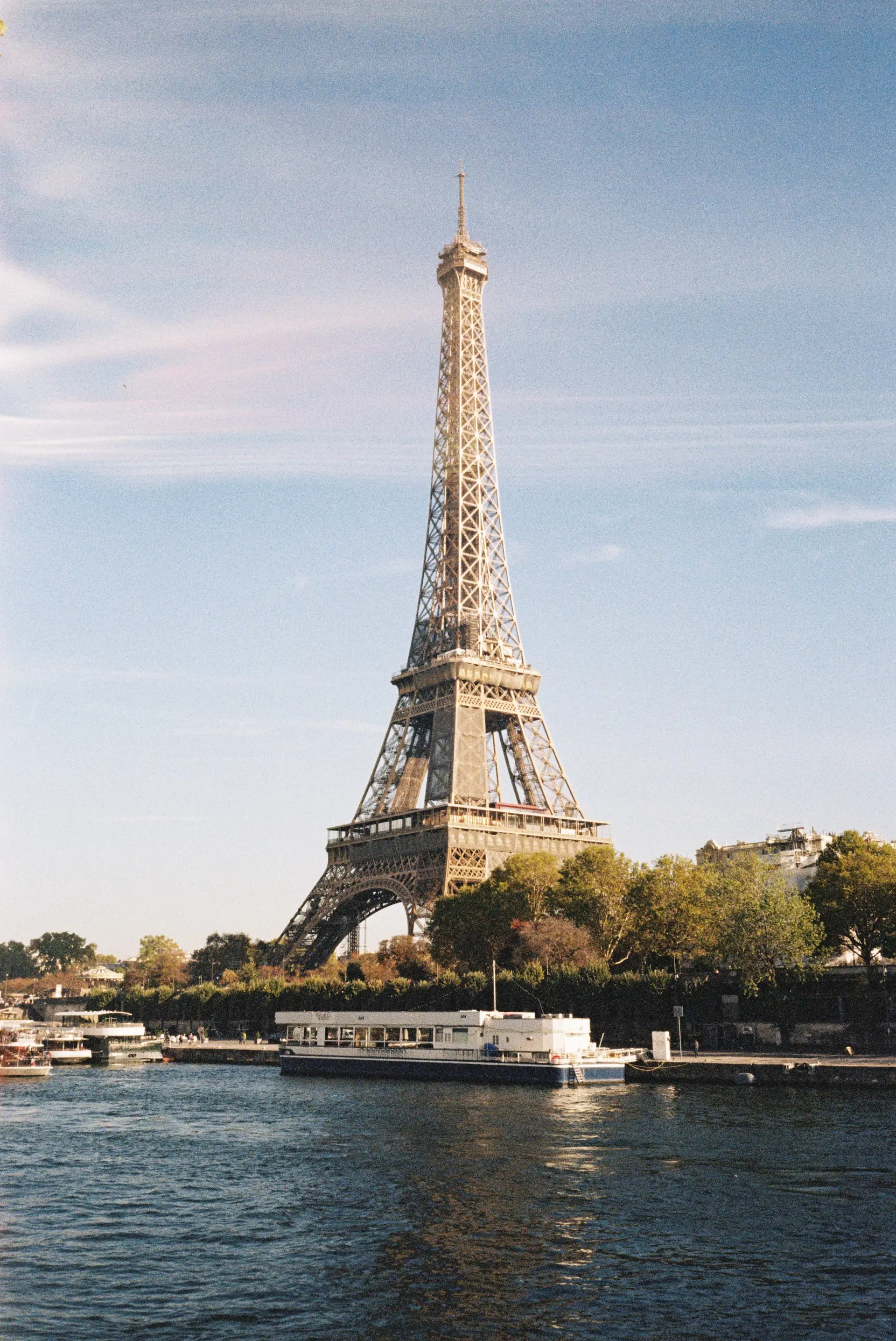 En el momento de su construcción, la Torre Eiffel levantó mucha polémica. En su construcción se usaron 7,2 toneladas de hierro