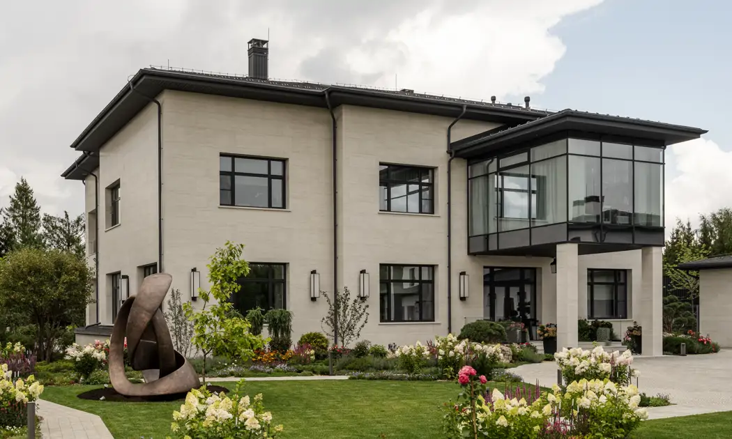 La casa de campo familiar más bonita que verás hoy: muy artesanal, con amplio jardín y baño turco