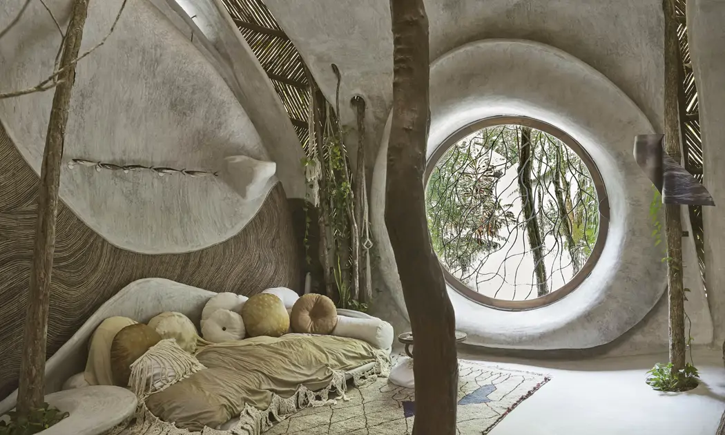 Esta casa de un ecologista está construida sin planos y con árboles que crecen en el interior: "El propio espacio nos guió”