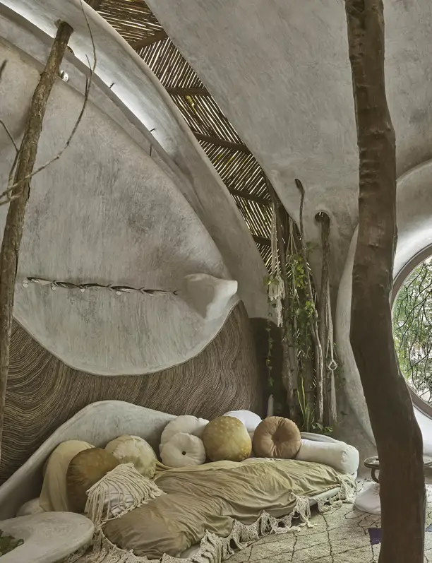 Esta casa de un ecologista está construida sin planos y con árboles que crecen en el interior: "El propio espacio nos guió”