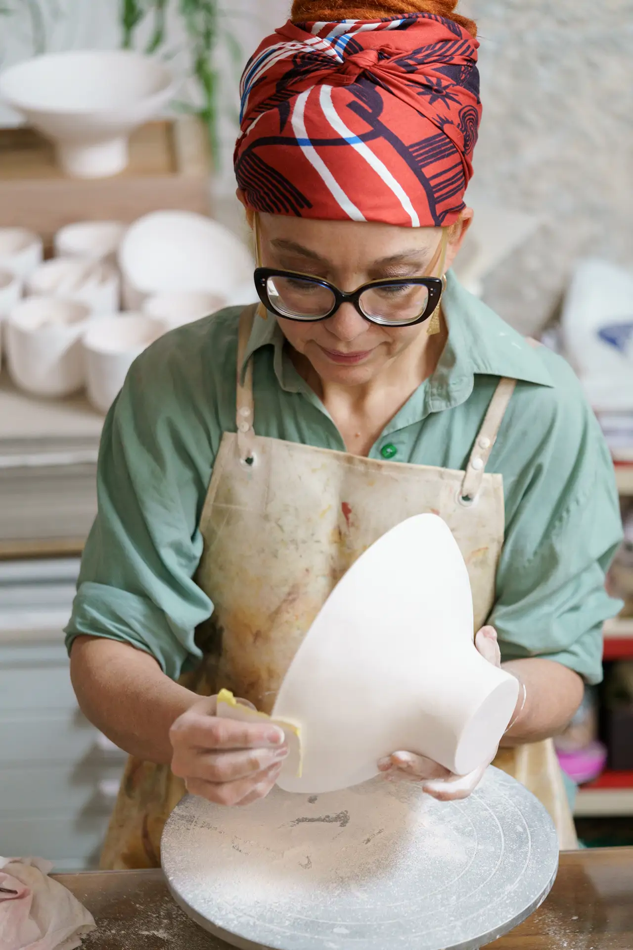 Marina Anaya en su taller elaborando las piezas de la colección.