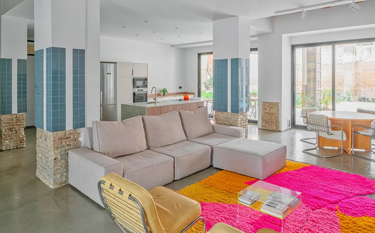 Loft en Valencia con una amplia zona de día abierta a un patio. Interiorismo: Iroco