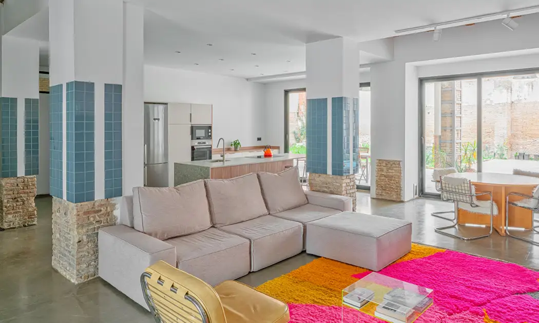 Así ha sido la transformación exitosa de un antiguo taller mecánico en un loft abierto y espacioso en Valencia