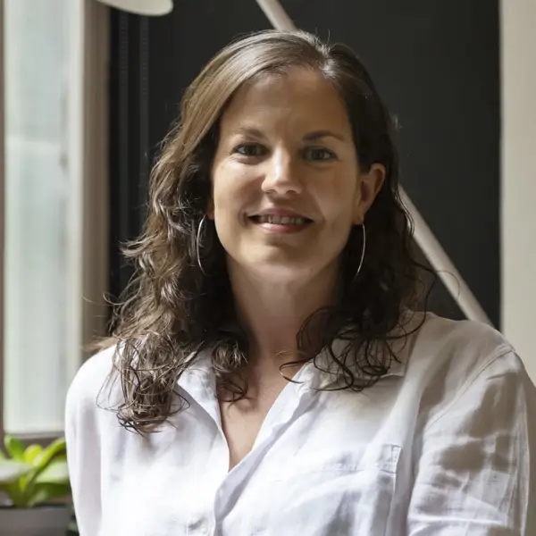 Ana Hernández, interiorista: “Si desde la cama ves una pared limpia con un cuadro neutro, una lámpara o una planta, has acertado”