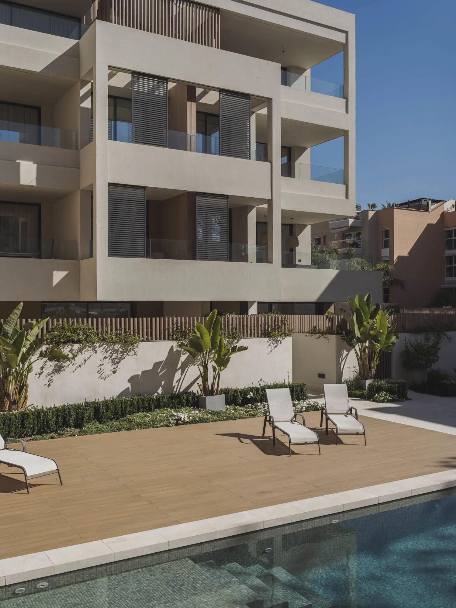 La promoción Bellver Gardens, en Palma, cuenta con un jardín con piscina en la parte delantera