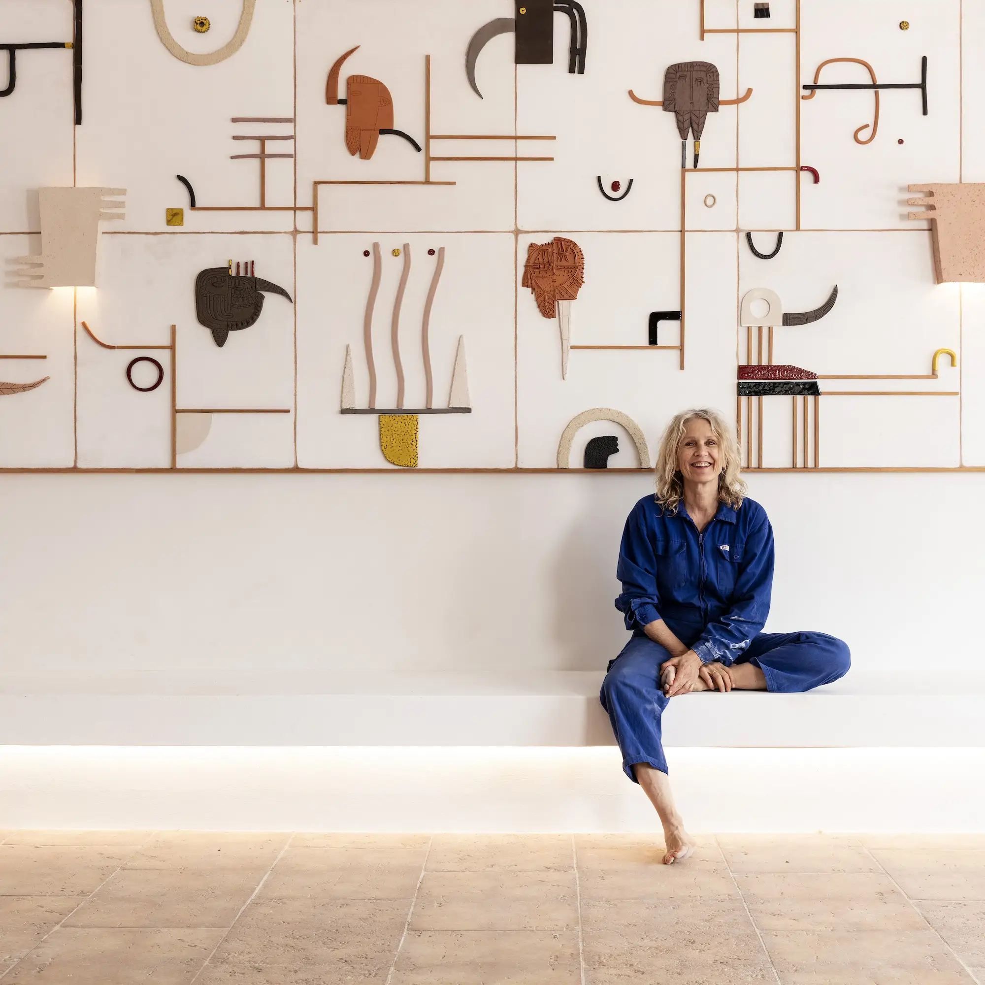 Una sonriente Natalie Rich posa delante del mural que ha diseñado para el Hotel Petunia, en Ibiza.