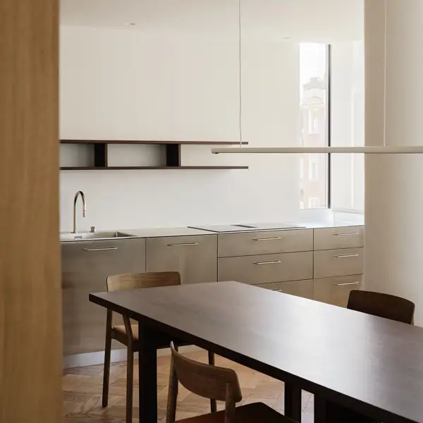 La reforma de un piso en el barrio de Salamanca que MANTIENE el pasillo: muy luminoso y con una distribución NADA agobiante