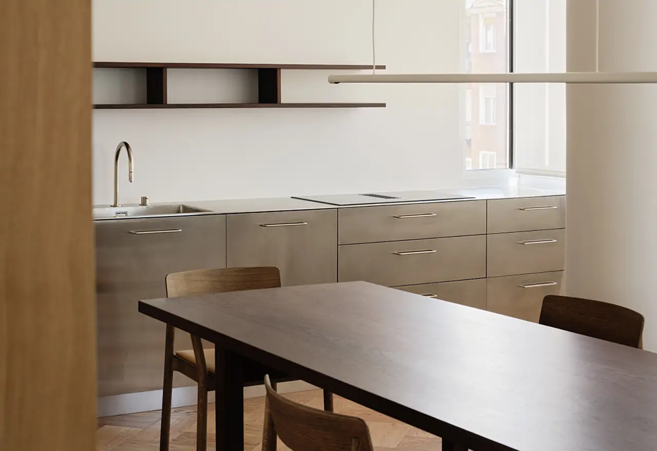 La reforma de un piso en el barrio de Salamanca que MANTIENE el pasillo: muy luminoso y con una distribución NADA agobiante