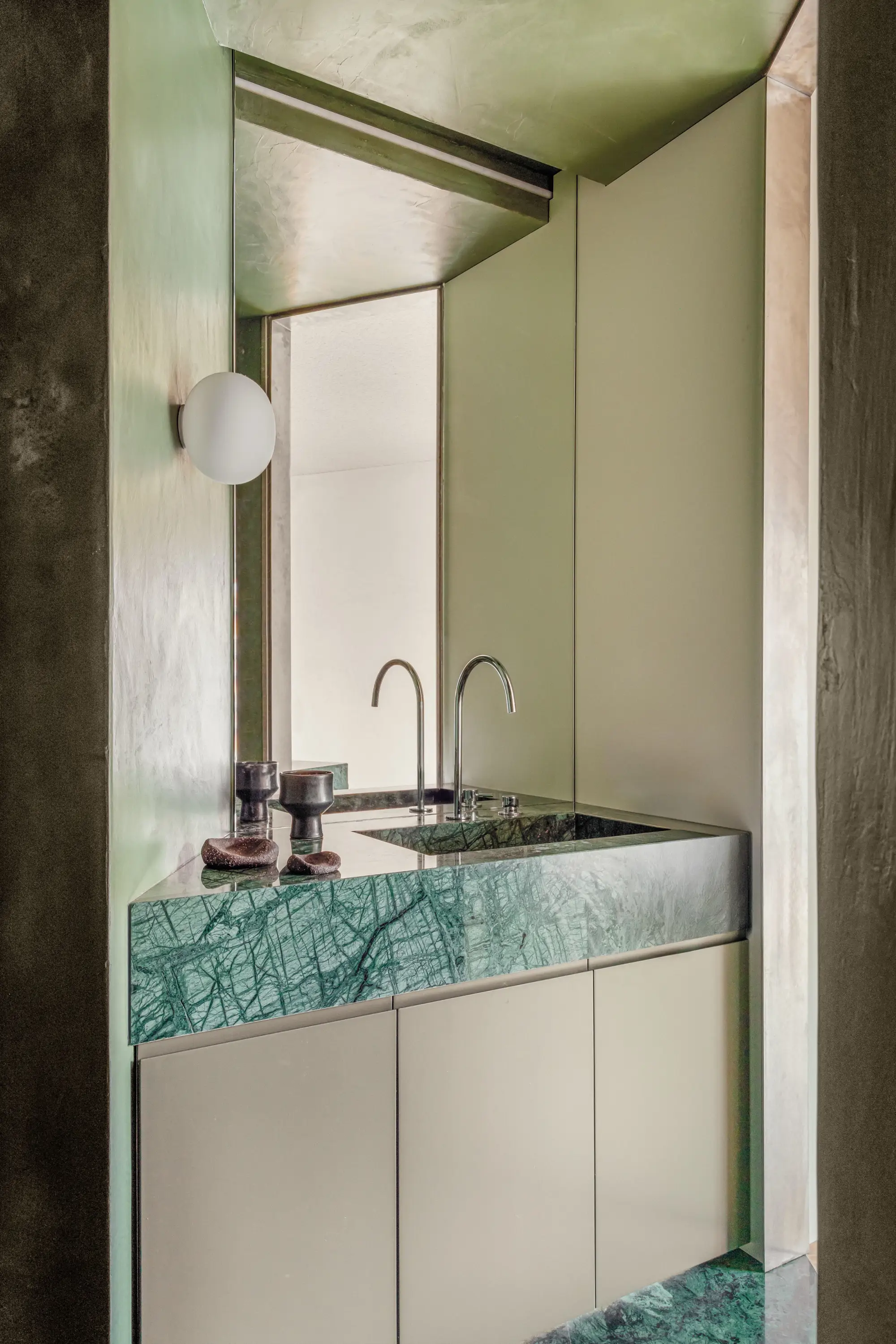 Baño en suite de mármol verde