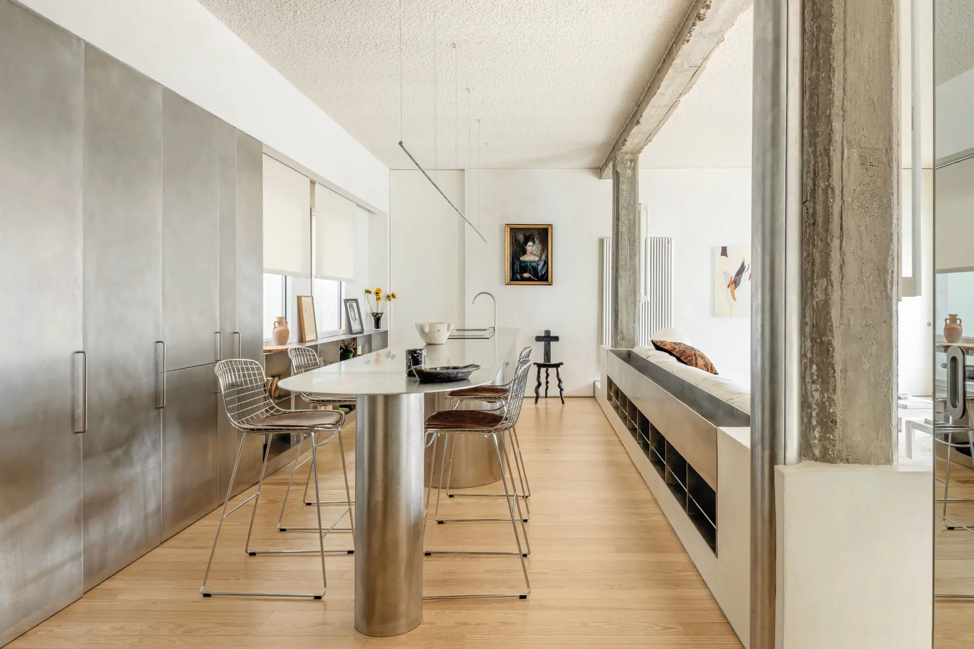 Cocina de acero, abierta y con estores
