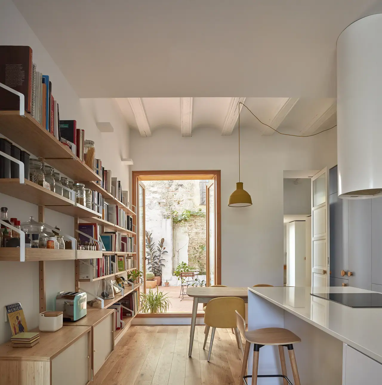 Vivienda reformada en el barrio de El Carmen, Valencia, con la cocina abierta. Proyecto: DG Estudio