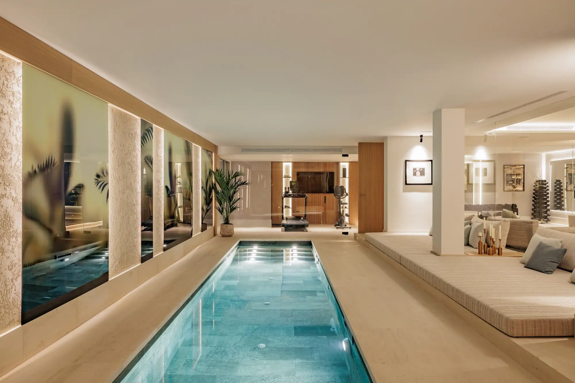 piscina interior con plantas y columnas