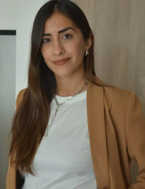 Analía Mengual, interiorista: "Si tu ducha mide 90×90 cm, no pongas ni mampara corredera ni cortina; elige esta alternativa"