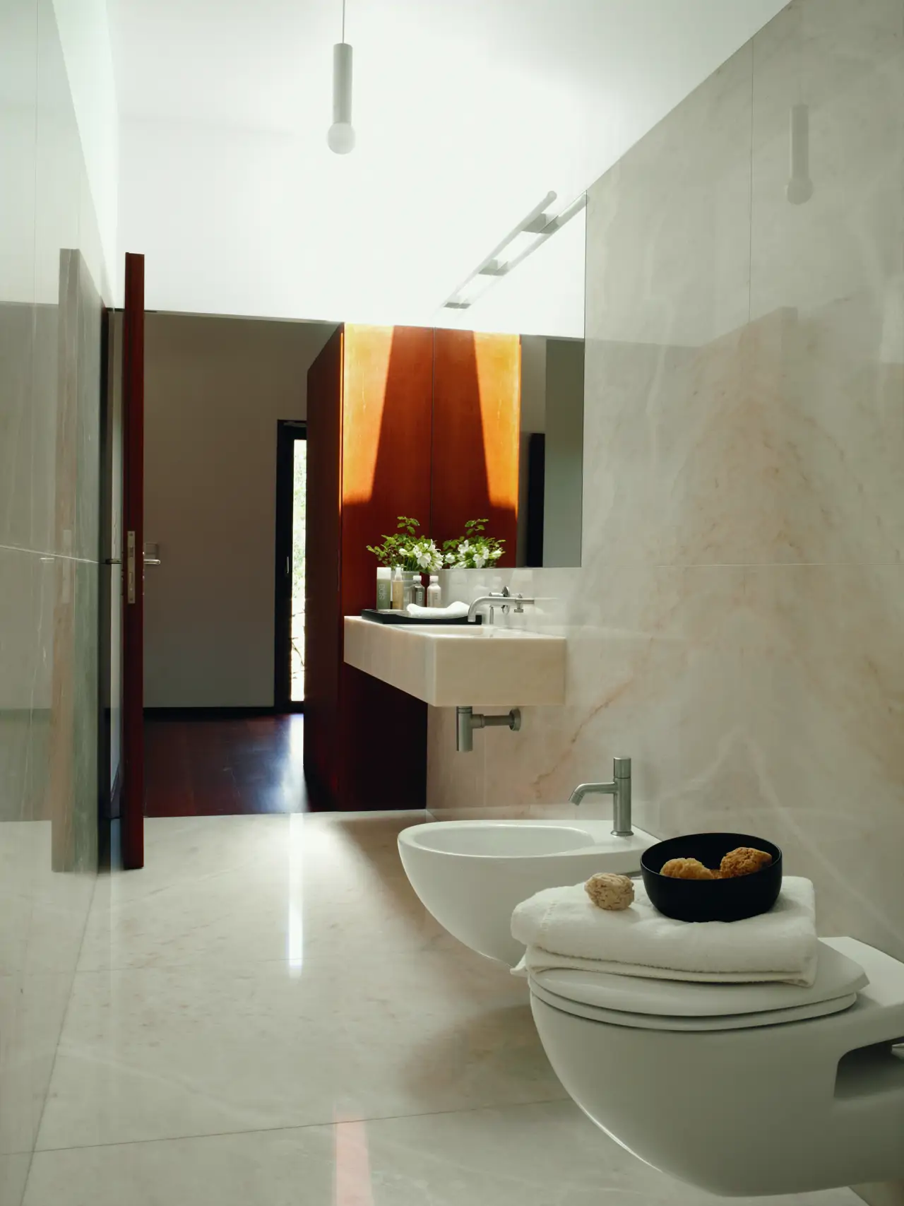 Baño alicatado con porcelánico de gran formato