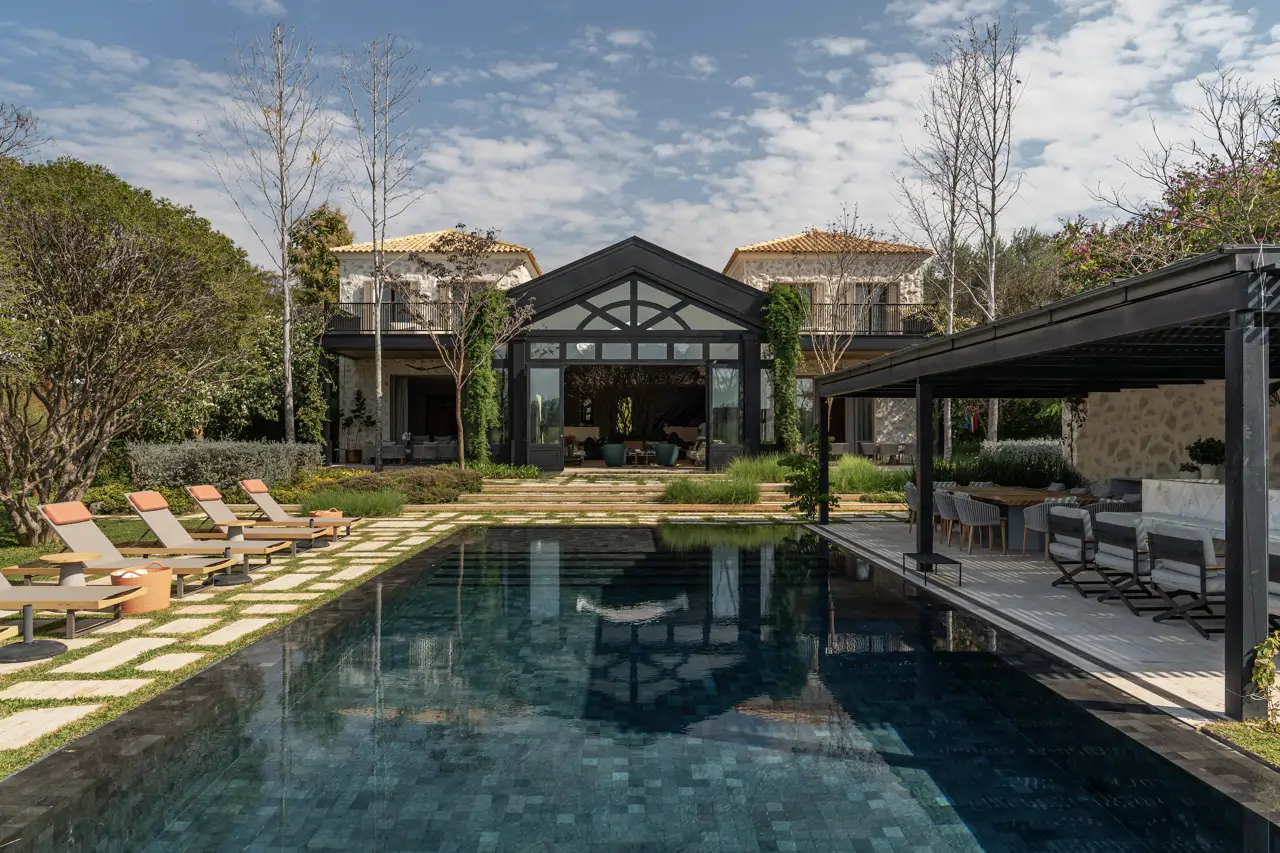 Piscina de la vivienda en Porto Feliz, São Paulo, Brasil. Proyecto: Armentano Arquitectura