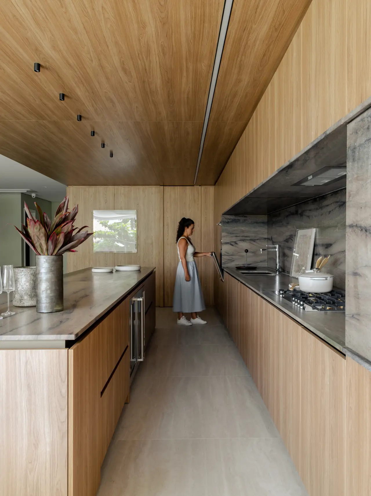 Cocina de madera en una vivienda en Campinas, São Paulo, Brasil. Proyecto: Armentano Arquitetura
