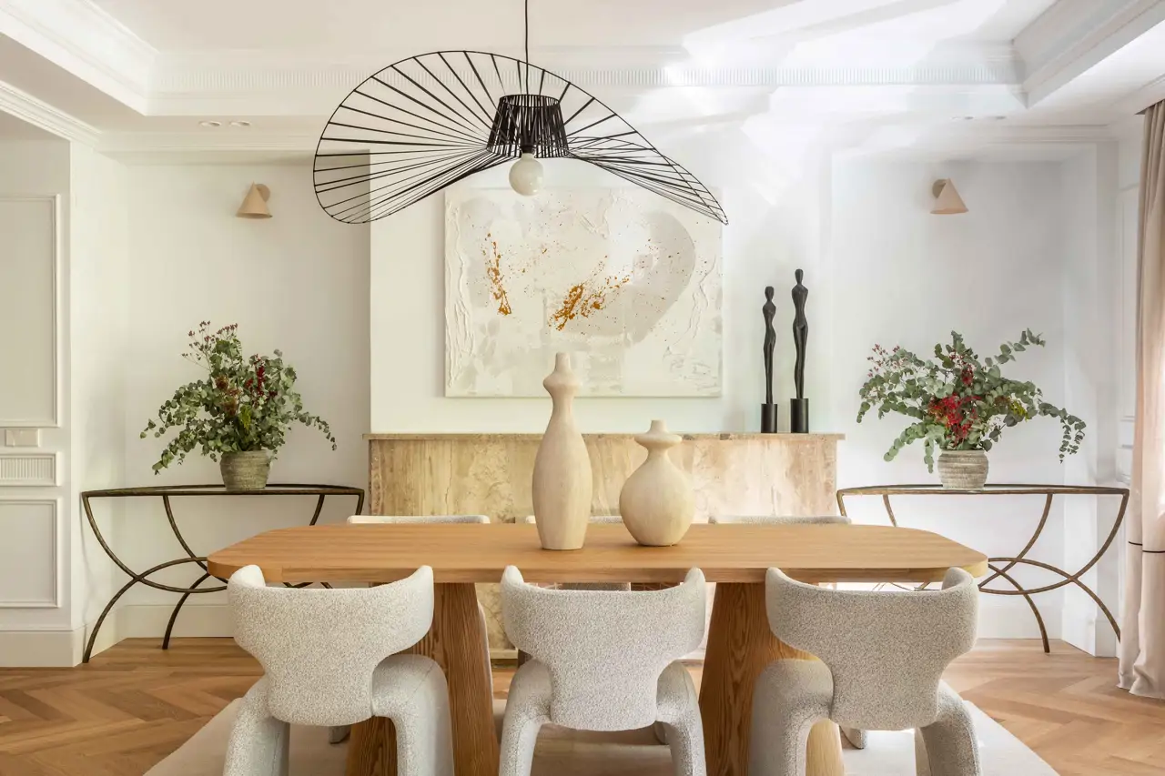 Comedor con detalles artesanales y de diseño en un piso del barrio Salamanca. Home staging: Paula Mataix 