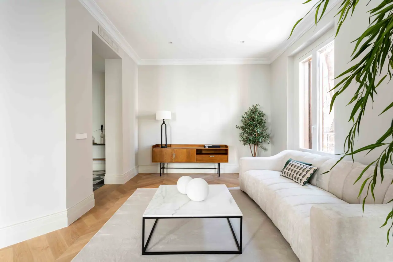 Salón decorado con estilo neutro en un piso en Lagasca, Madrid. Home staging: Paula Mataix