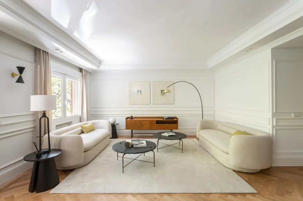 Salón en tonos neutros en un piso del barrio Salamanca. Home staging: Paula Mataix 