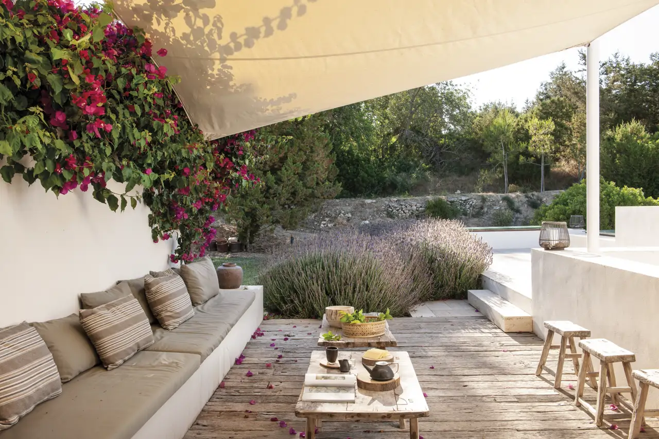 Terraza con toldo vela