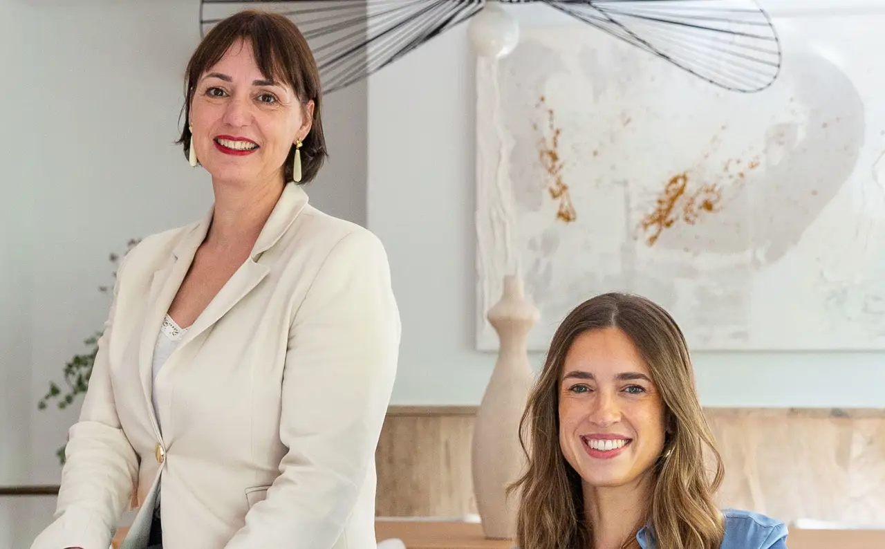 Wendy Theunissen (izq.) y Paula Mataix, experta en home staging