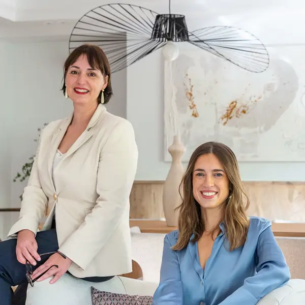 Wendy Theunissen (izq.) y Paula Mataix, experta en home staging