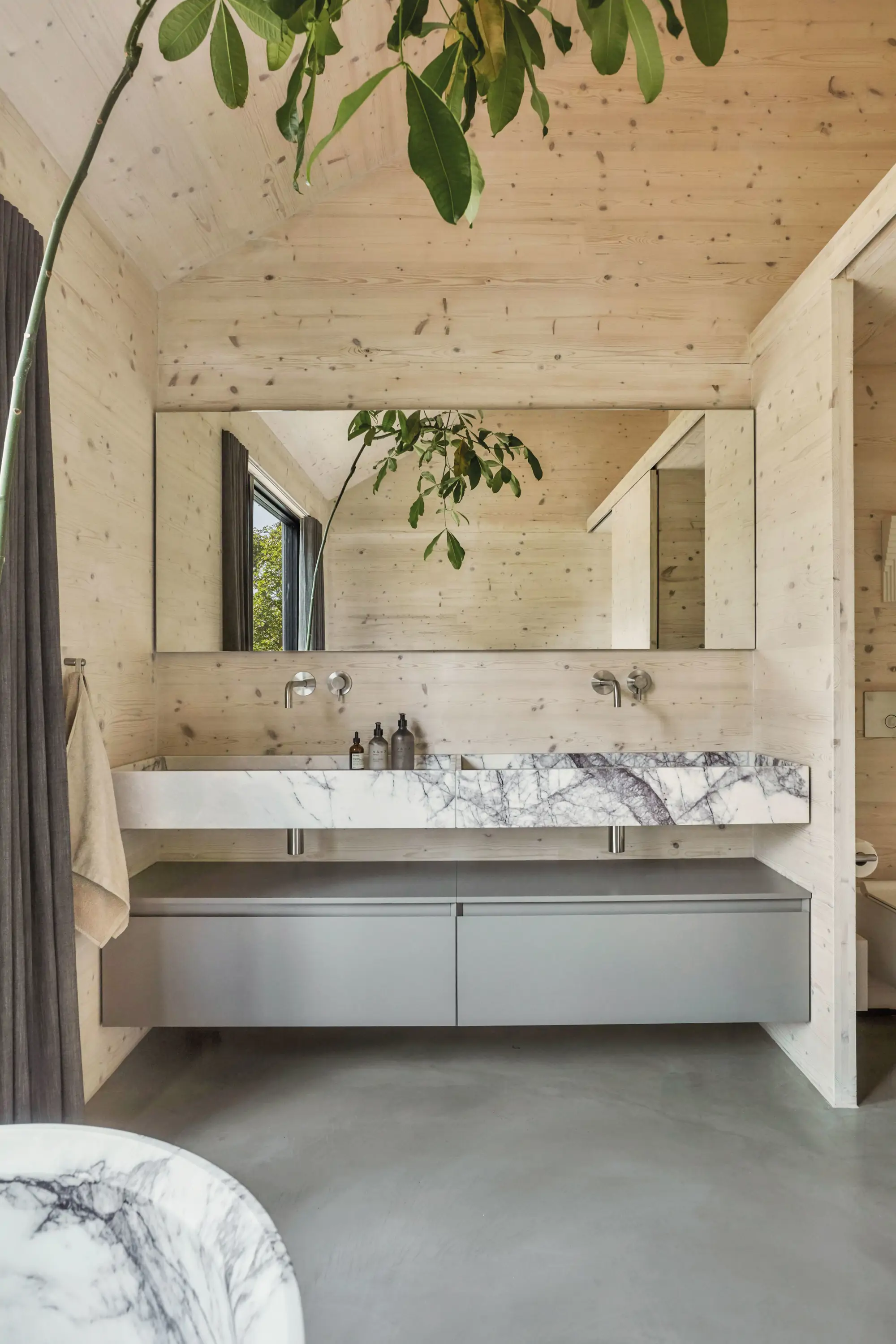 Baño de madera, mármol y un árbol