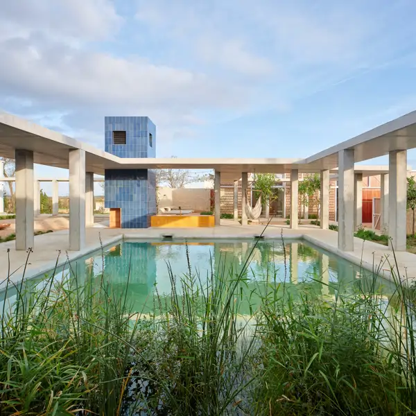 Una historiadora del arte y un director de fotografía se inspiran en las ruinas de Empúries para esta casa con 3 patios y sin fachada