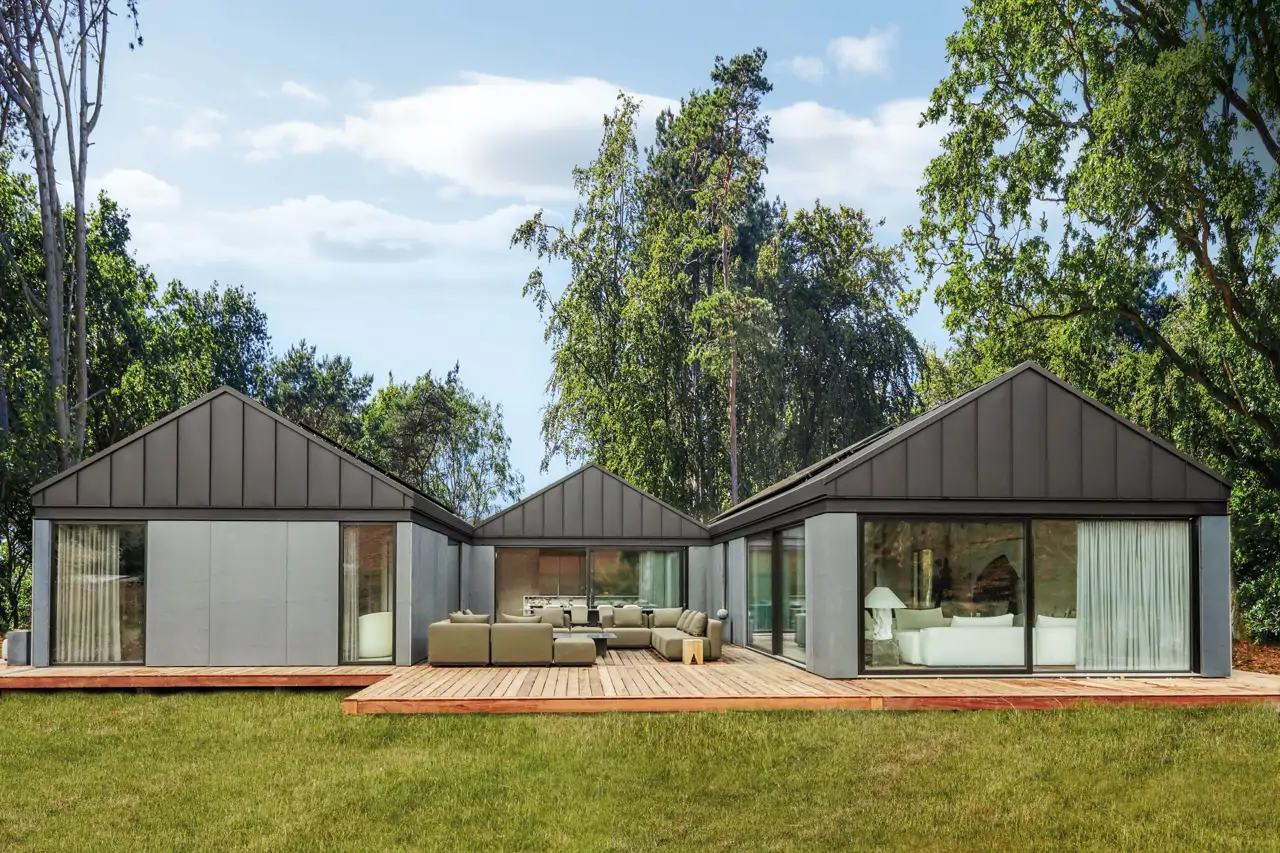 Casa con salón exterior y tarima de madera
